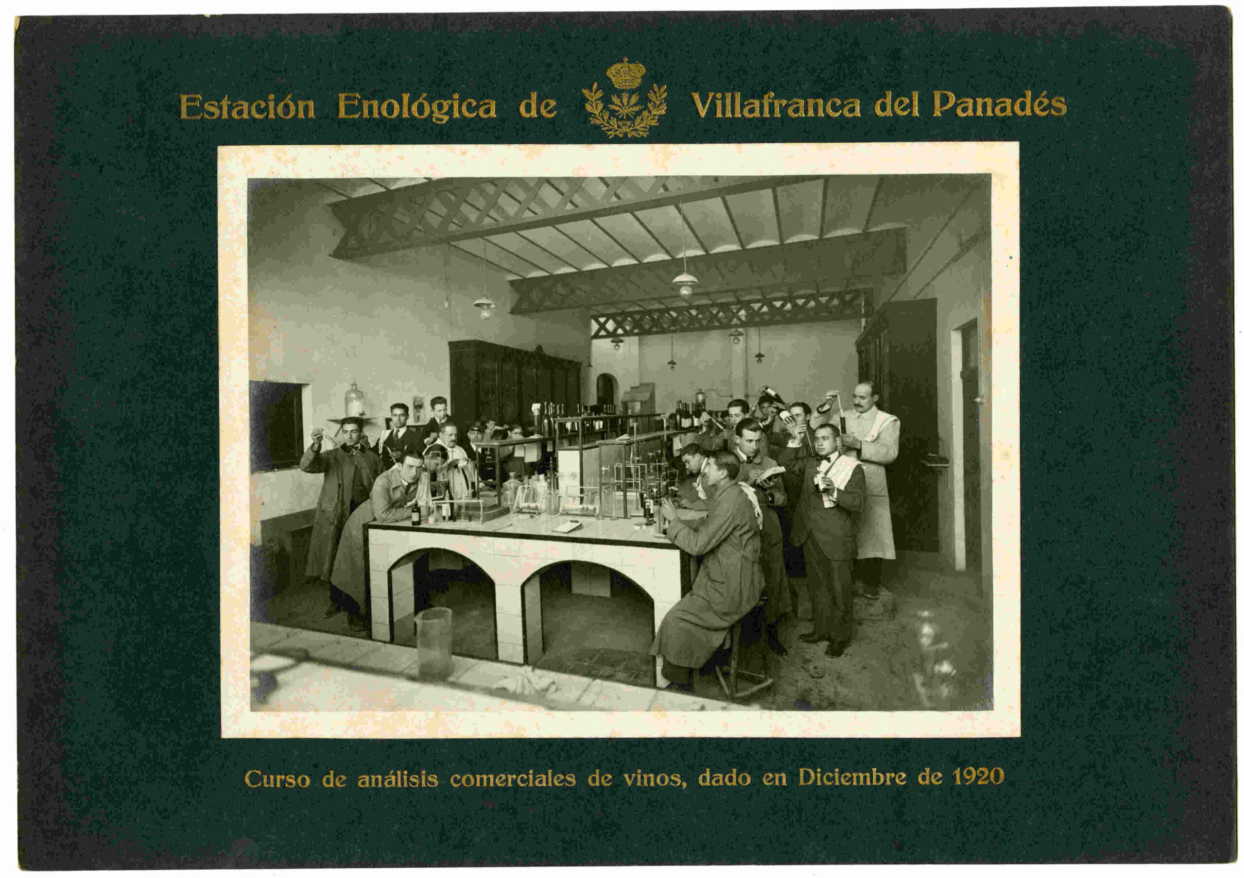 Sala de laboratorio de la Estación Enológica de Vilafranca, curso 1918. Arxiu comarcal Alt Penedès. fons ACAP20-5, Institut Català de la Vinya i el Vi (INCAVI).