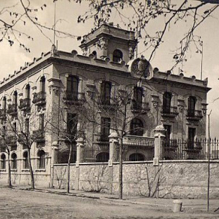 Postal of the Enological Research Station of Reus, around 1920. Public domain.
