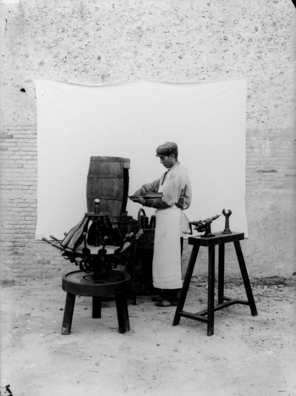 Worker during the process of opening a bottle to remove the yeast residue after the second fermentation, 1901. National Archive of Catalonia, ACAP20-1046-N-70.