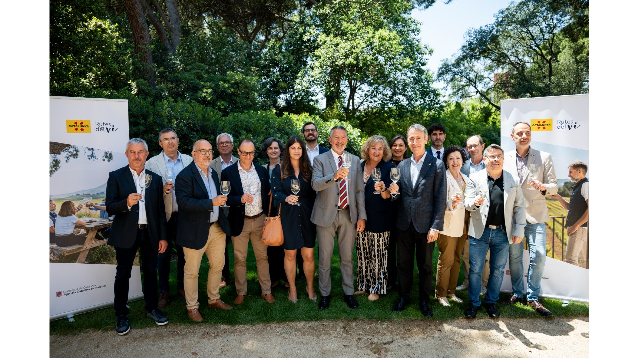 Foto de família amb el conseller d'Empresa i Treball, la directora general de Turisme, la directora de l'Agència Catalana de Turisme, representants de les Rutes del Vi de Catalunya i dels patronats de Turisme de les diputacions de Barcelona, Girona, Lleida i Tarragona.